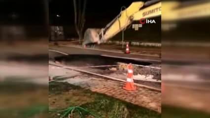 Bakırköy'de yol çöktü, trafik durdu! Vatandaşlar isyan etti: Belediye çalışmıyor