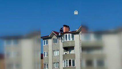 Erzurum'da çatıda kar temizlerken kayıp belindeki iple asılı kalan kişi kurtarıldı