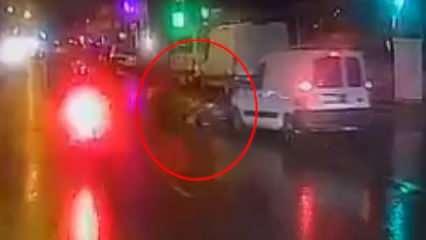 Kırmızı ışıkta geçen 2 yayaya aracın çarptığı an kamerada