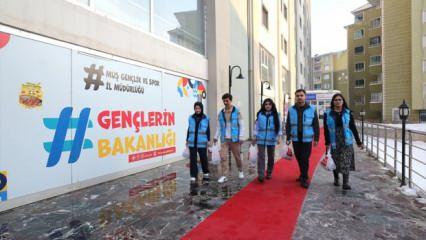 Üniversiteliler iftarda ihtiyaç sahiplerine sıcak yemek götürüyor