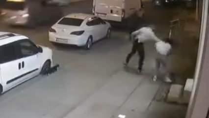 Avcılar'da sokak ortasında kadına yumruklu saldırı kamerada