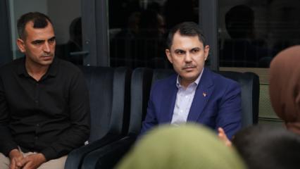 Bakan Kurum Hatay’da depremzede ailenin yeni evine misafir oldu