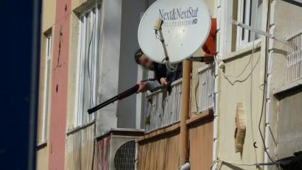 Çanakkale’de dehşet! Balkondan av tüfeğiyle rast gele ateş açtı: 1 kişiyi vurdu