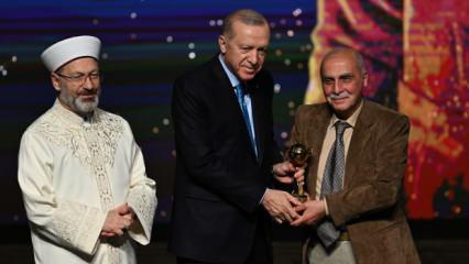 Erdoğan, sivilleri bombalamayı reddeden Suriyeli pilot El-Tatari’ye ödül verdi