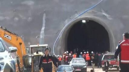 Hızlı tren şantiyesinde kaya işçilerin üzerine düştü: Vali acı haberi duyurdu