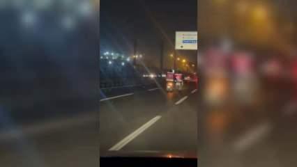Motosikletli iki kuryenin E-5'in ortasında kazaya davetiye çıkardığı anlar kamerada