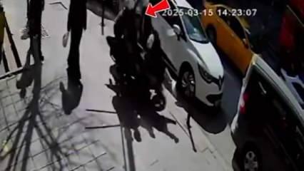 Kural tanımaz motosiklet sürücüsü kaldırımda yürüyen kadına çarptı