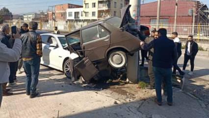 Lüks otomobil, park halindeki 5 araca çarptı
