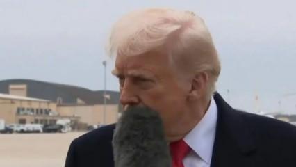 Mikrofon Trump’ın ağzına çarptı, muhabire ters ters baktı!
