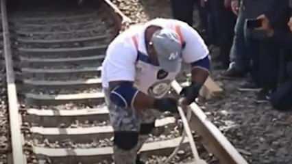 Müslüman güreşçiden tarihe geçen rekor! Oruçluyken 279 tonluk treni dişleriyle çekti