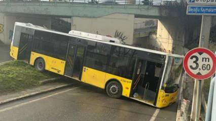 Beyoğlu'nda İETT otobüsü kaza yaptı! Yol trafiğe kapandı