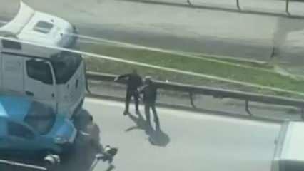 Çekiçle saldırdığı tırın altında kalmaktan son anda kurtuldu