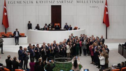 CHP milletvekilleri kürsüyü işgal etti! TBMM'de 'İmamoğlu'nun diploması' protestosu