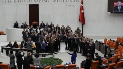 CHP milletvekillerinden TBMM'de provokasyon! Kürsü işgali nedeniyle oturuma ara verildi