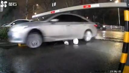 Çin'de akılalmaz kaza: Kafasından otomobil geçti, burnu bile kanamadan çıktı!