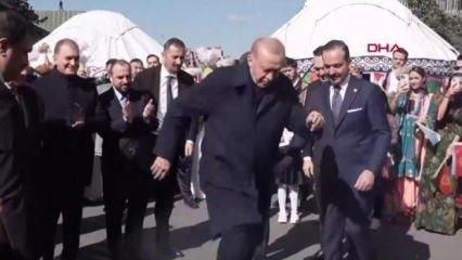Cumhurbaşkanı Erdoğan ve beraberindeki heyet nevruz ateşinden atladı