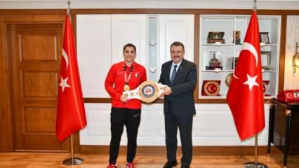 D&uuml;nya şampiyonu Busenaz S&uuml;rmeneli'ye Trabzon'dan davet