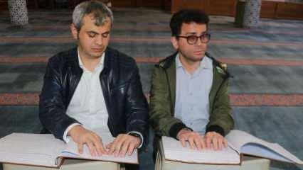 Görme engelli iki arkadaş mukabele geleneğini sürdürüyor