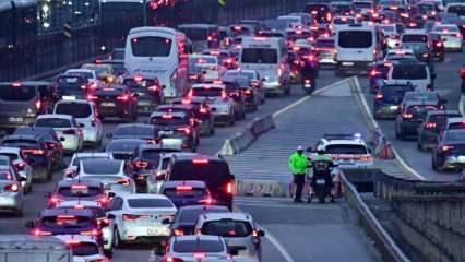 Motorlu kara taşıtları 2023'te 348,1 milyar kilometre yol yaptı