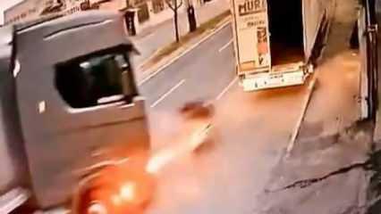 Avcılar’da tıra çarpan motosiklet sürücüsü Onur’un hayatını kaybettiği kaza anı kamerada