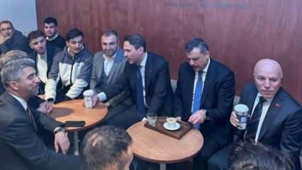 Bakan Bayraktar, Özel'in boykot çağrısı yaptığı Espressolab'ta kahve içti