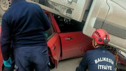 Balıkesir’de otomobilin kamyonetin altına girdiği kazanın görüntüleri