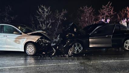 Bursa'da iki otomobil kafa kafaya çarpıştı: 1'i ağır 5 kişi yaralandı