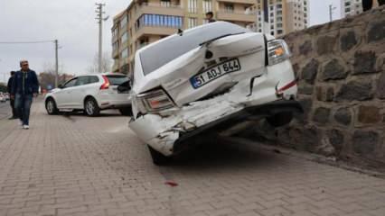 Direksiyonda rahatsızlanan sürücü kazaya neden oldu: 4 yaralı
