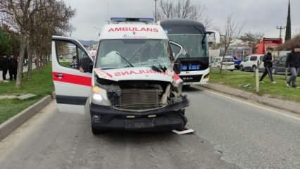 Hasta taşıyan ambulans, hafriyat kamyonuna çarptı; 2 yaralı