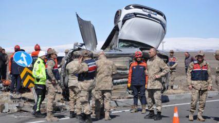 Kars'ta korkunç kaza: Araçlar adeta birbirine yapıştı! 1 ölü