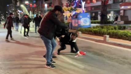 Kocaeli'de polis memurunun bayrak hassasiyeti! Yerde bırakmadı