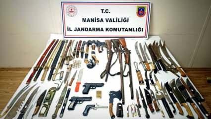 Manisa'da kılıçlardan baltalara onlarca ruhsatsız silah ele geçirildi! 