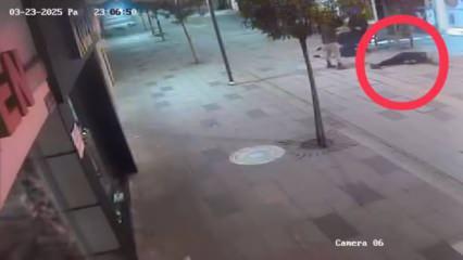Motosiklet sürücüsü, köpeklerden kaçarken yayaya çarptı: 2 yaralı