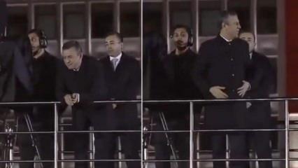 Saraçhane'de kayıp telefon anonsu yapılırken, Özgür Özel ceplerini yokladı