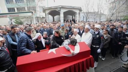 Şehit polis memuru Mesut Acar'ın cenazesinde yürek burkan anlar