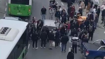 Trafikte yol verme kavgası! Arkadan koşup yumruklamaya başladı