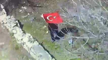 Helikopteri görünce Türk bayrağı açıp, selam verdi