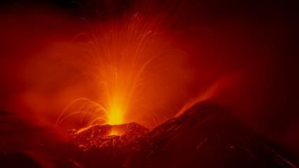 Etna Yanardağı kül ve lav püskürttü