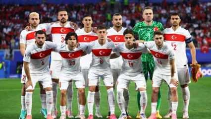 Milli futbolcu gönüllere taht kurdu! Seccade ve cübbesiyle camiye giderken görüntülendi