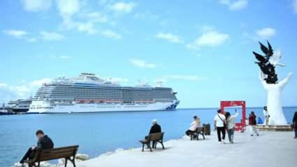 Kuşadası'na ilk seferini yapan kruvaziyer 3 bin 560 turist getirdi