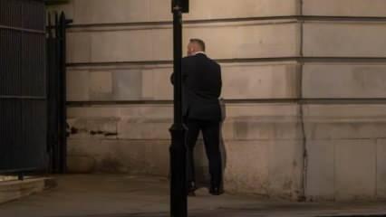 Rooney sokakta tuvaletini yaparken yakalandı: Gülerek yoluna devam etti