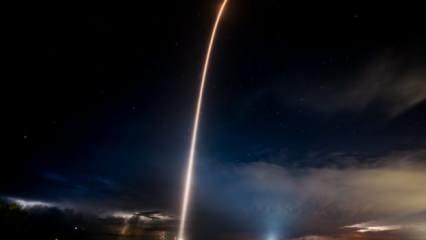 SpaceX'ten bir ilk! İnsanlı uzay aracını uzaya gönderdi