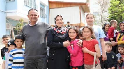 Yaşlı çift, 20 yıldır çocuklara bayram harçlığı dağıtıyor