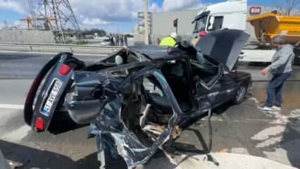 Arnavutköy'de hafriyat kamyonu otomobile çarptı: Yaralılar var