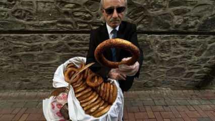 G&ouml;ren d&ouml;n&uuml;p bir daha bakıyor: &Ouml;zenle hazırlanıp, her g&uuml;n takım elbisesi ile simit satıyor!