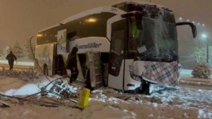 Karda kayan yolcu otobüsü aydınlatma direğine çarptı