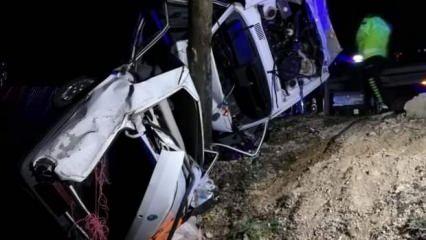 Malatya'da otomobil aydınlatma direğine çarptı: 1 ölü, 2 yaralı