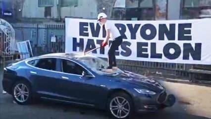 Musk'ı protesto etmek için Tesla aracını parçaladı