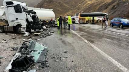 Otobüs ile tanker çarpıştı; 1 ölü, 9 yaralı
