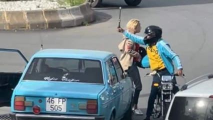 Trafikte kavga! Motosiklet sürücüsü otomobilin camını kırdı